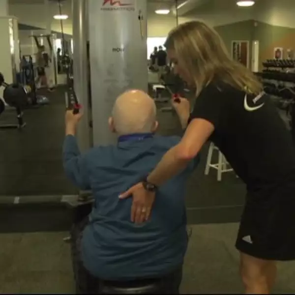 hombre de 103 años hace ejercicio