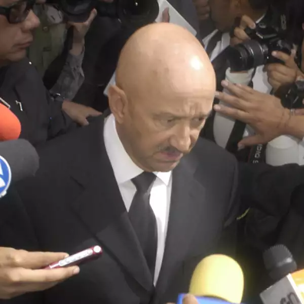 El ex presidente de México, Carlos Salinas de Gortari, a su llegada al funeral de Miguel de la Madrid.