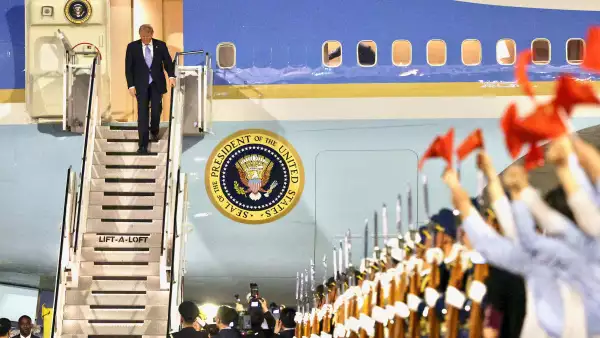 El presidente de los Estados Unidos, Donald Trump, es recibido por jóvenes chinos, una guardia de honor militar y una banda militar mientras sale del Air Force One en el Aeropuerto Internacional de Beijing Capital el 13 de mayo de 2026 en Beijing, China.