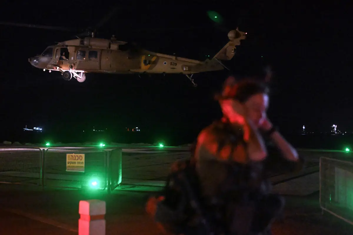 Un soldado israelí espera mientras un helicóptero militar despega después de dejar a los pacientes que resultaron heridos en un ataque con drones desde el Líbano, en medio de las hostilidades transfronterizas entre Hezbolá e Israel, en el Campus de Atención Médica de Rambam en Haifa, Israel, el 13 de octubre de 2024.