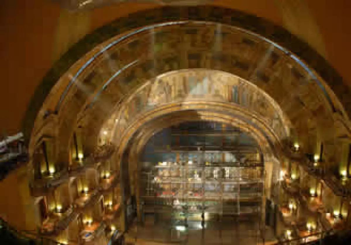 El telón de Bellas artes pasó por procesos de limpieza como parte de la rehabilitación. (Foto: Cortesía INBA)