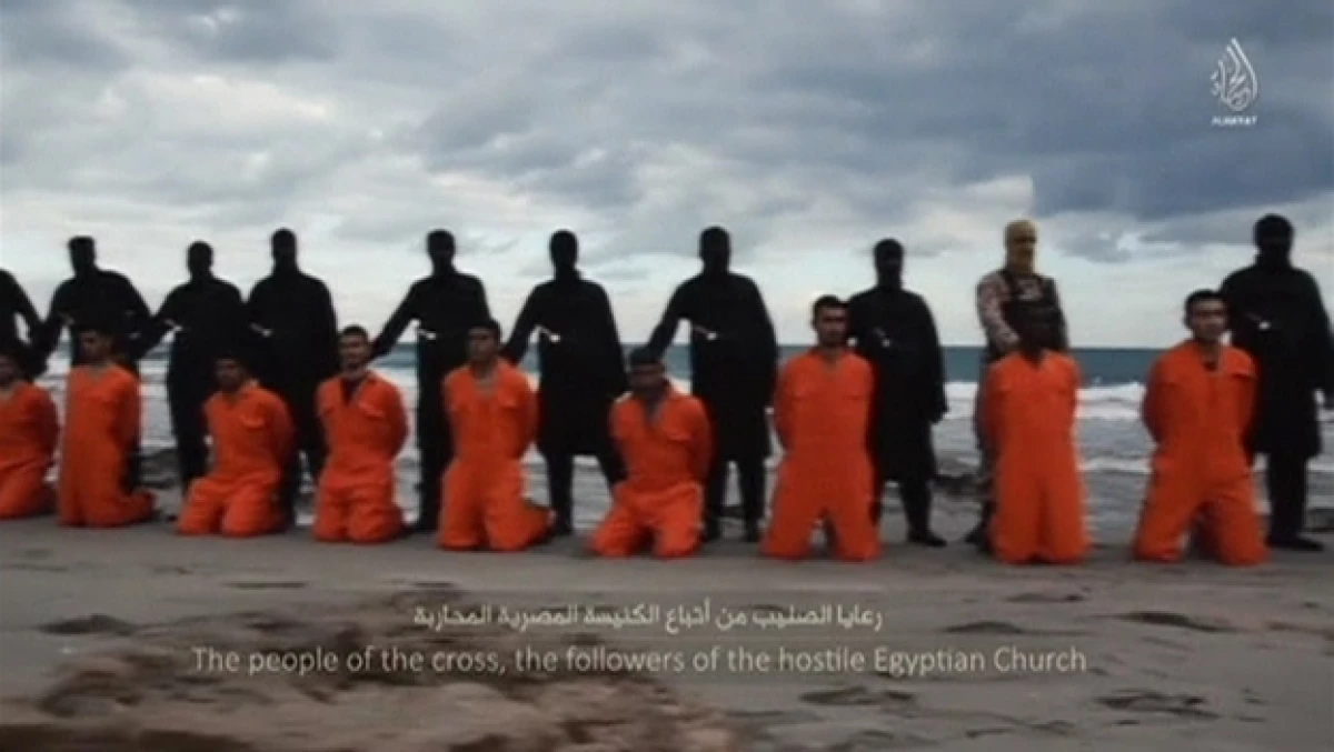 El grupo militante ISIS difundió un video en el que mostró la decapitación de más de 20 egipcios en Libia