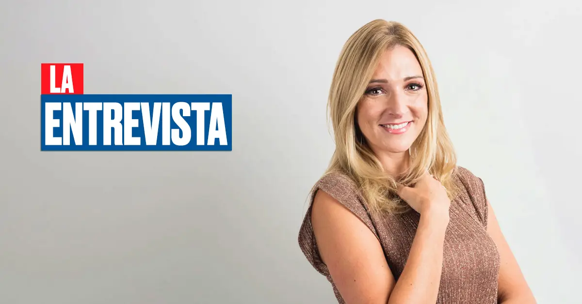 María Ariza, directora general de BIVA, posa frente a un fondo claro con vestido café y los brazos cruzados.