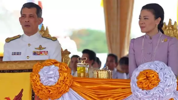 Avergonzada después de que siete familiares suyos fueran detenidos por hacer fortuna aprovechando conexiones, Srirasmi Akrapongpreecha renunció a su título de princesa.