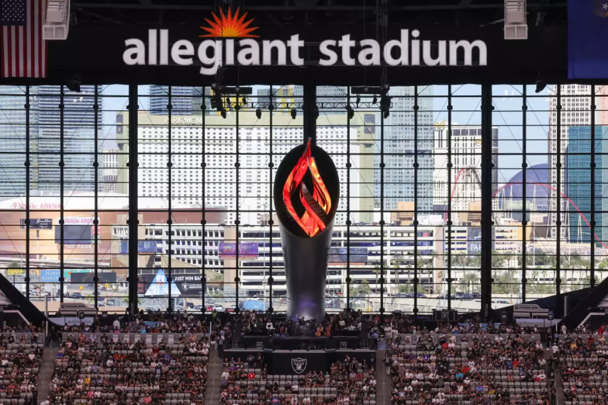 La antorcha construida en honor a Al Davis.