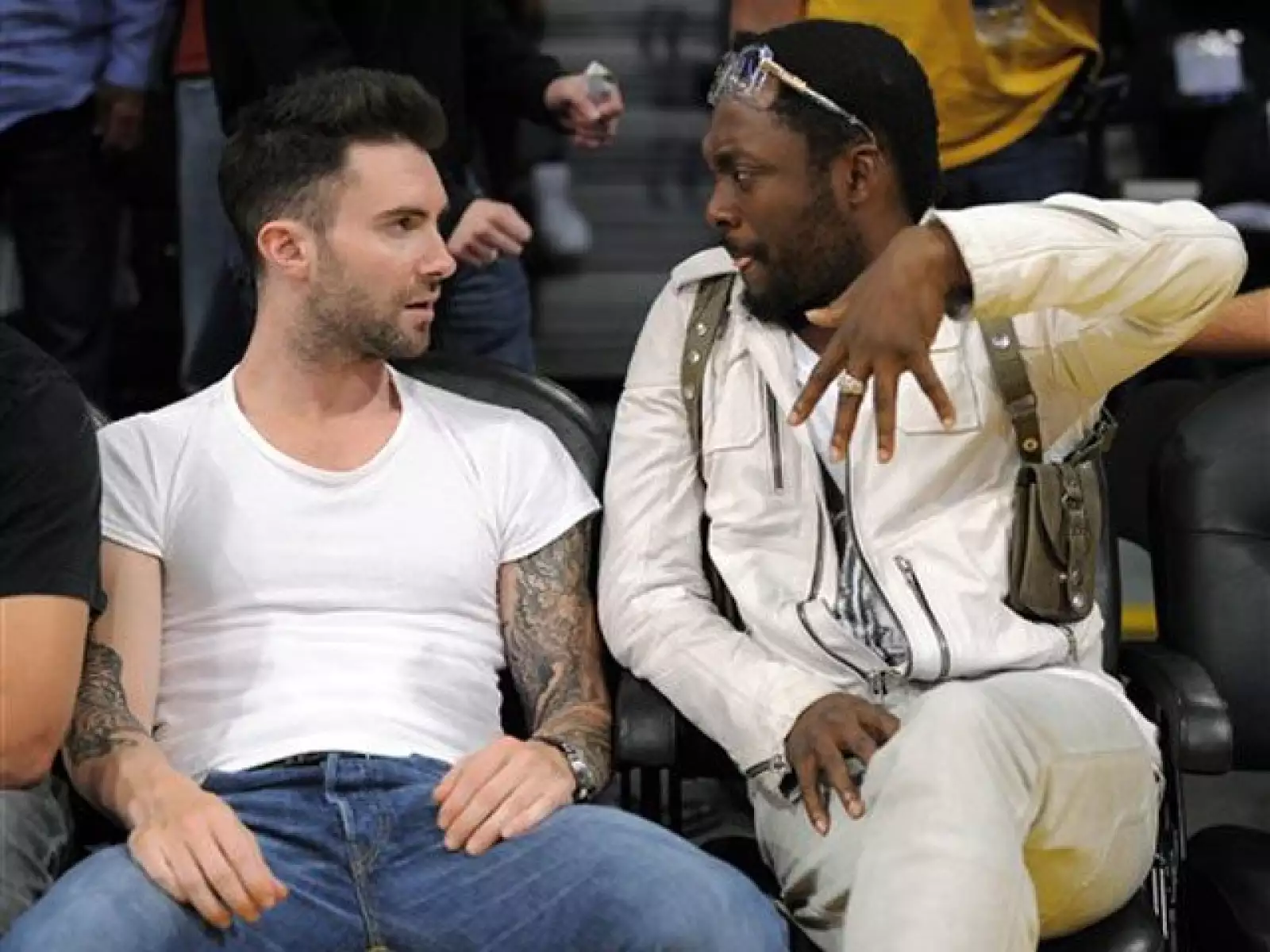 Adam Levine, de Maroon 5,  y Will.i.am conocido por su banda The Black Eyed Peas, conversaron durante uno de los tiempos fuera del partido.
