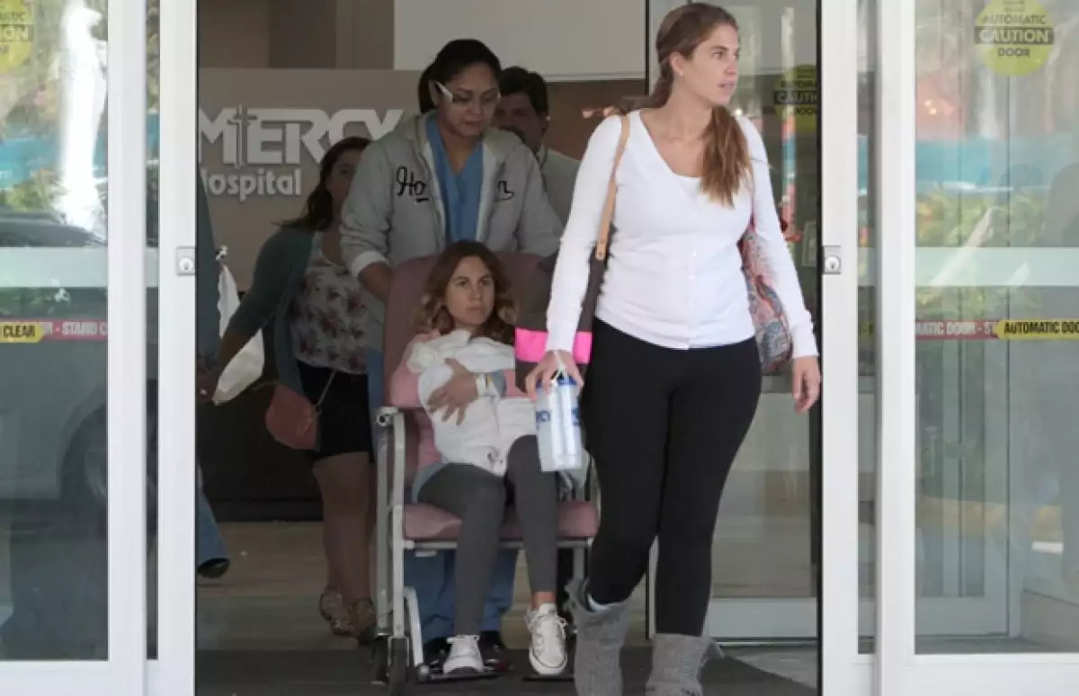 Bibiana Domit con su hermana Verónica al salir del hospital.