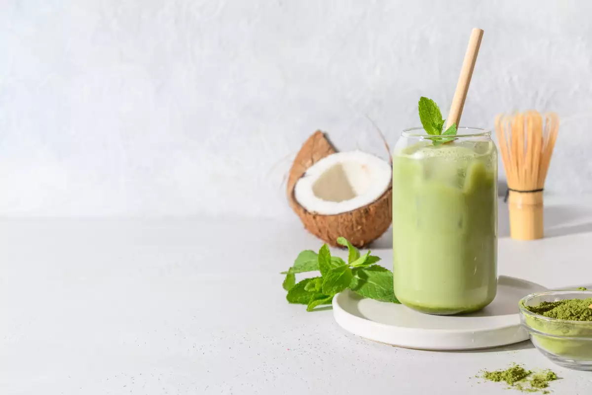 Iced,Latte,Green,Matcha,Tea,With,Coconut,Water,Garnish,Mint