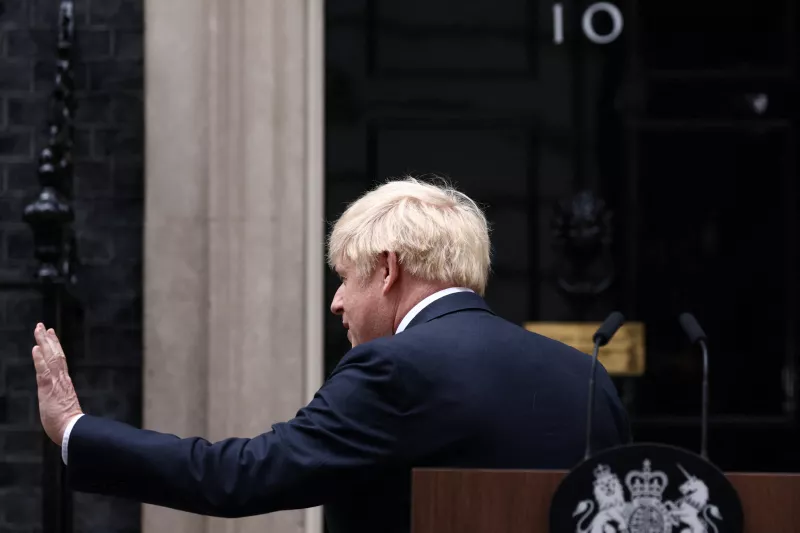 ¿Quién será el nuevo primer ministro de Reino Unido? (Boris Johnson habla después de dar un mensaje en Downing Street en Londres)