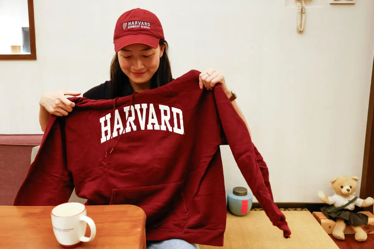 Yu-Hsuan Lin, de 27 años, posa para una foto con un sombrero de Harvard y una sudadera con capucha en Taipei, Taiwán, el 24 de mayo de 2025.