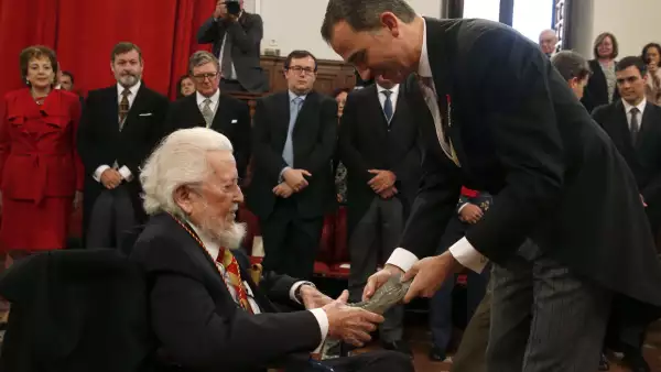 El escritor Fernando del Paso recibió la condecoración de manos del rey Felipe VI.