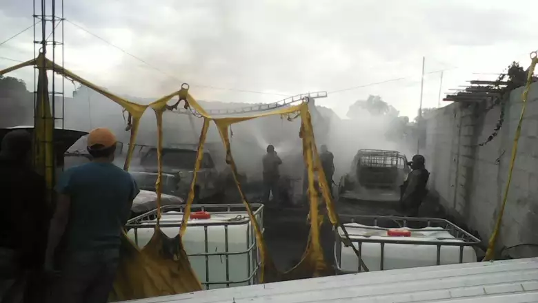 Explota una bodega en donde se almacenaban bidones de gasolina robada en el municipio de Los Reyes de Juárez. Febrero 2016.