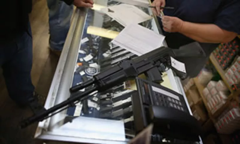 Un distribuidor de armas agotó todos los modelos luego de que entrara en vigor la sanción. (Foto: Getty Images)