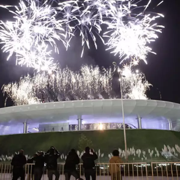 En varias partes de la ceremonia el cielo de Guadalajara fue iluminado por los fuegos artificiales, y las gradas del estadio donde juega Chivas se vieron teñidas de distintos colores.