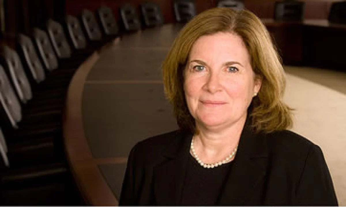 Esther George asegura que Ben Bernanke debe fijar cifras concretas de desempleo e inflación para iniciar el fin del estímulo. (Foto: Cortesía de CNNMoney)