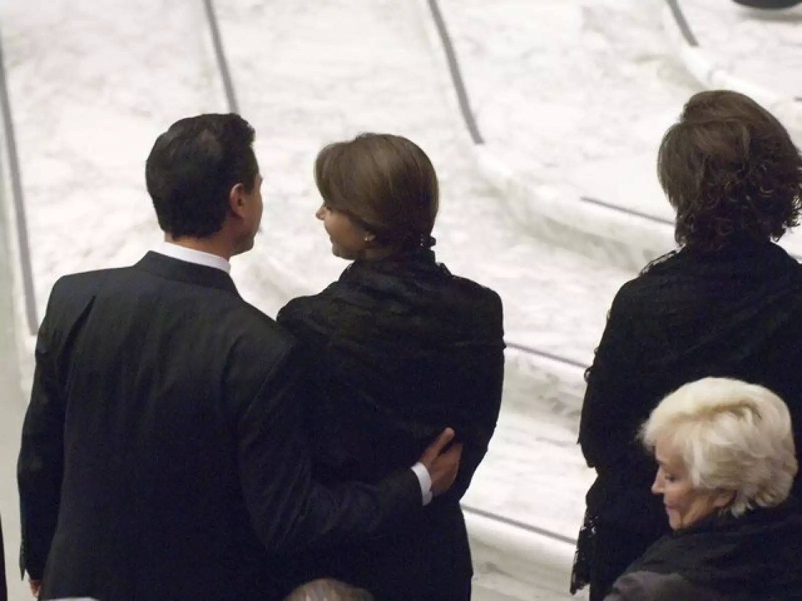 El gobernador de Estado de México y Angélica tuvieron un discreto contacto físico.