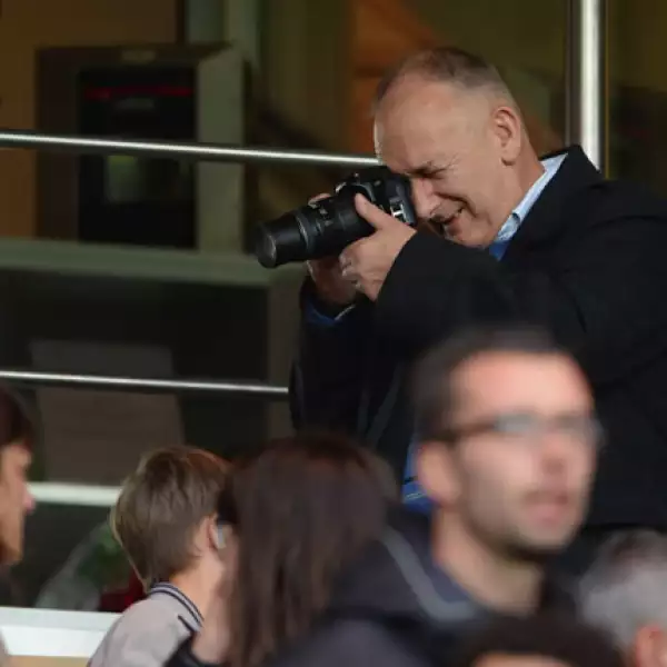 El abuelo Ted también aprovechó para tomar fotos en el palco.