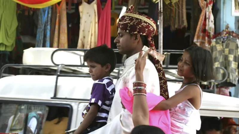 Un hombre pasea con sush ijos