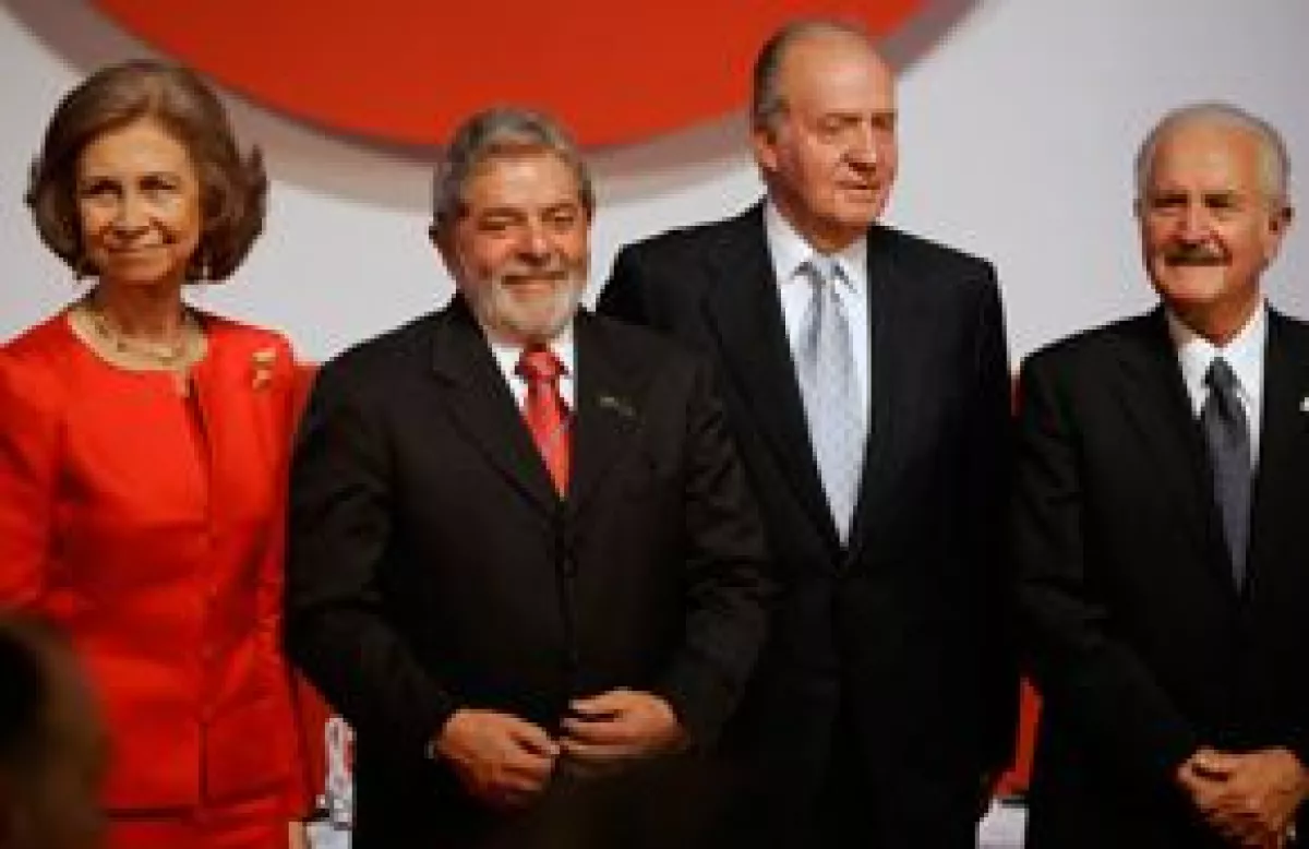El escritor mexicano recibió de manos del rey Juan Carlos de España el premio Don Quijote de La Mancha.
