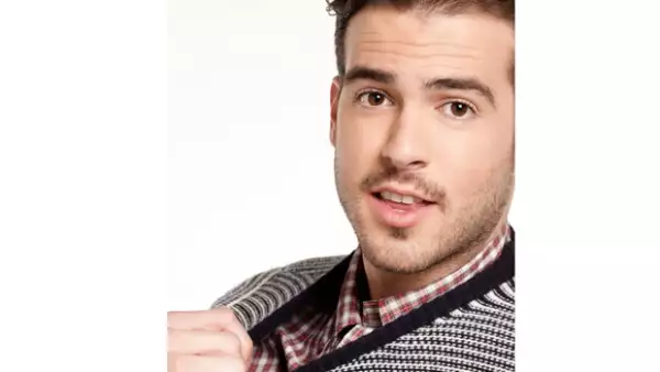 El actor se llenó de ropa invernal para una festiva sesión de fotos y se abrió sobre sus mejores recuerdos de Navidad de la infancia y el propósito de Año Nuevo que cumplió antes de tiempo.