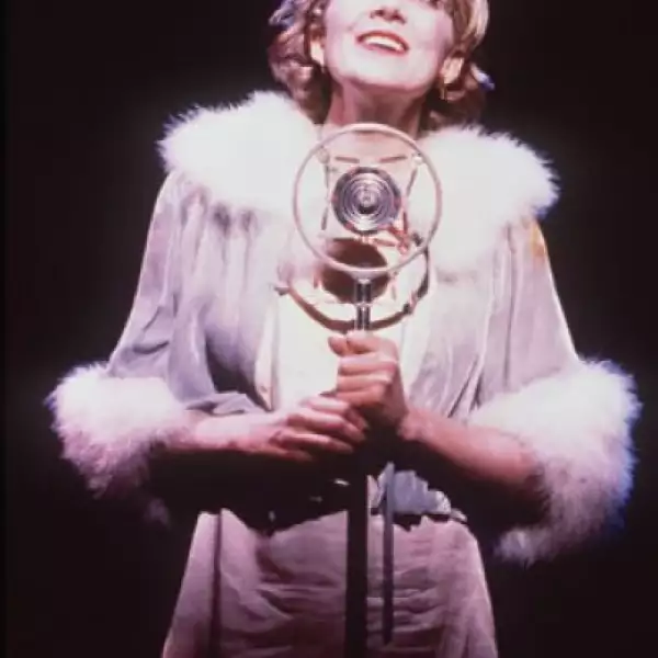 Aquí durante una función de la obra de Broadwat “Cabaret”, esta puesta en escena logró diez nominaciones en los premios Tony.