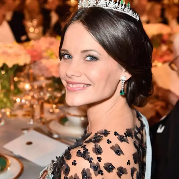 Con pendientes de esmeraldas y diamantes que complementaron su vestido negro de seda de la firma Oscar de la Renta.