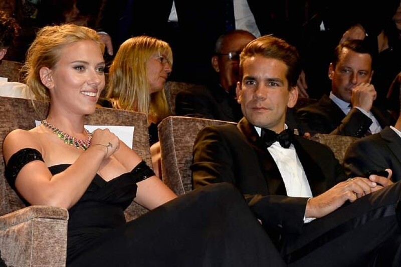 Scarlett y Romain hicieron público su noviazgo en noviembre de 2012 cuando fueron captados caminando por las calles de Nueva York.