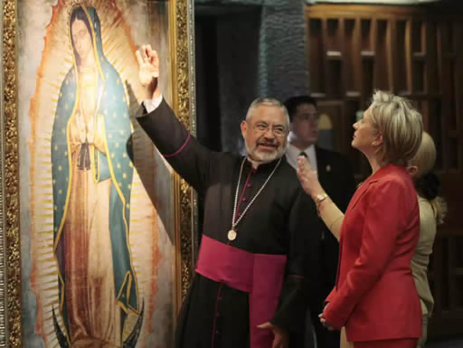 La secretaria de Estado acudió este jueves al templo, donde el rector Diego Monroy le explicó en qué consiste el milagro guadalupano.