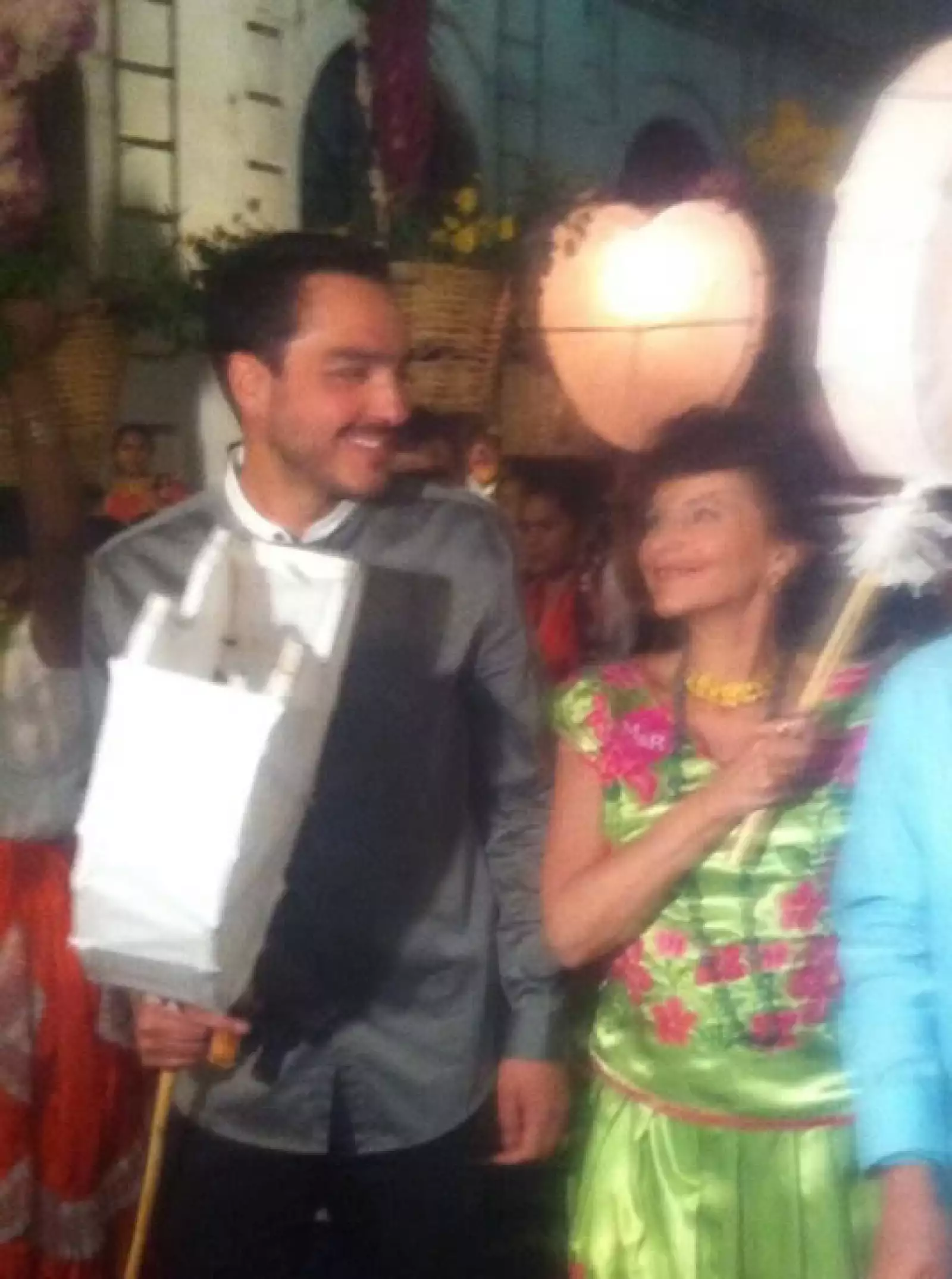 Rodrigo y Paty Chapoy durante la fiesta tradicional previa a la boda en las calles de Oaxaca.