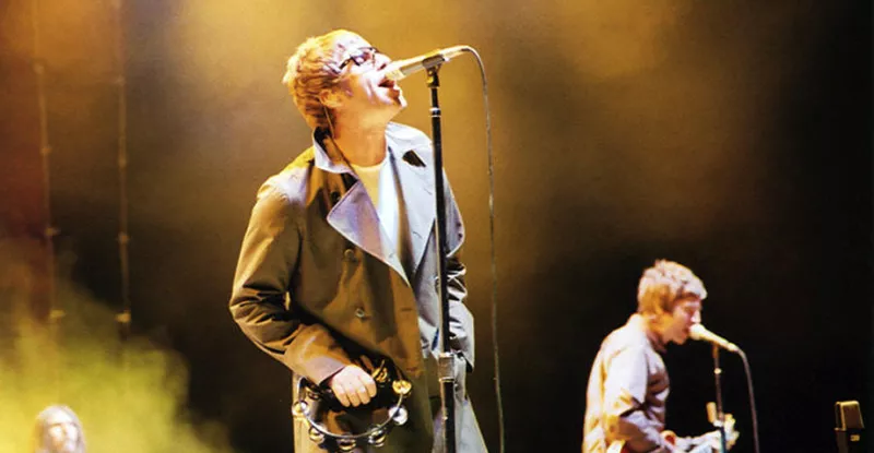 Noel y Liam Gallagher tocando en 2005