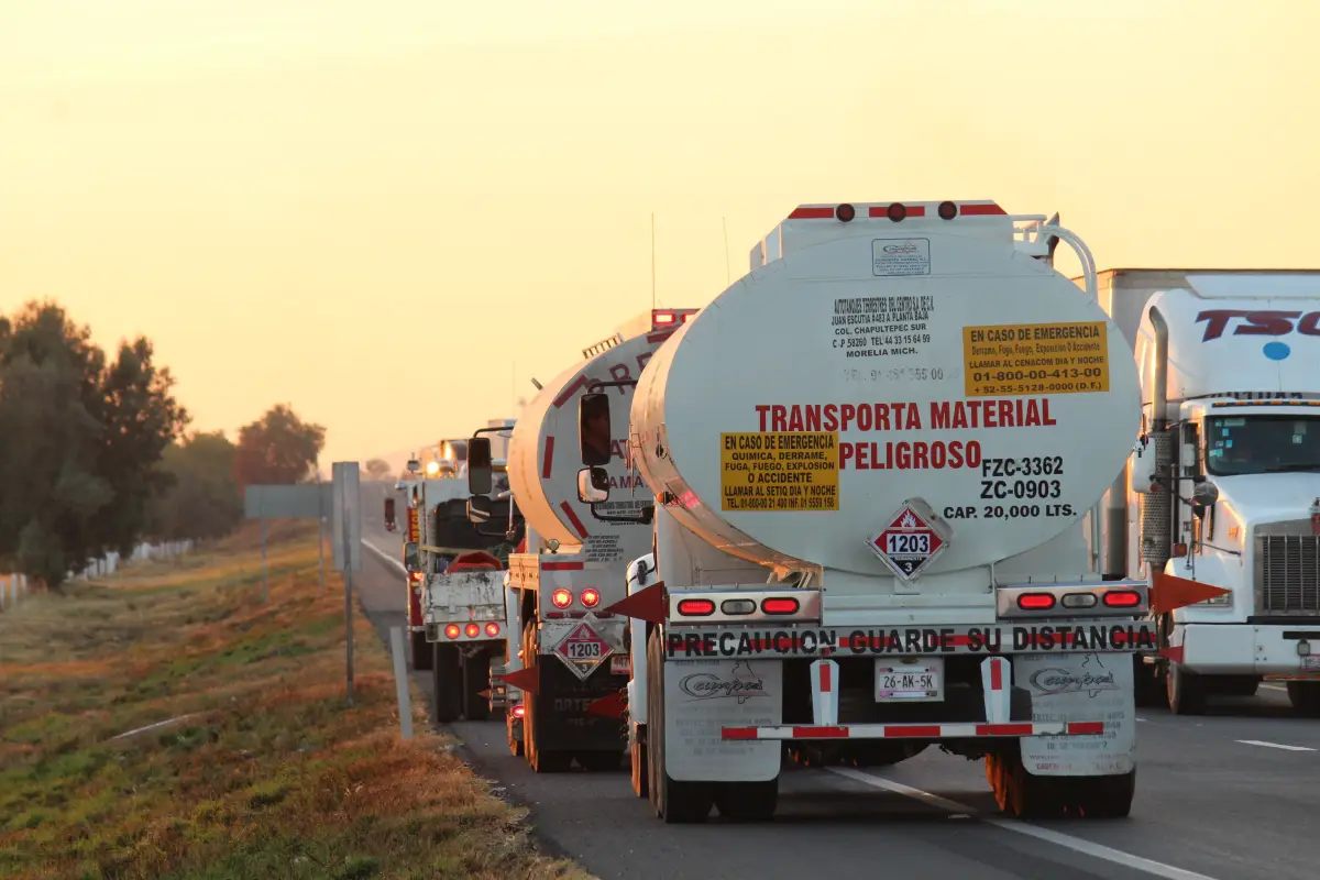 La Guardia Nacional y la Secretaría de Marina han realizado operativos para verificar la procedencia del combustible que se transporta en pipas.