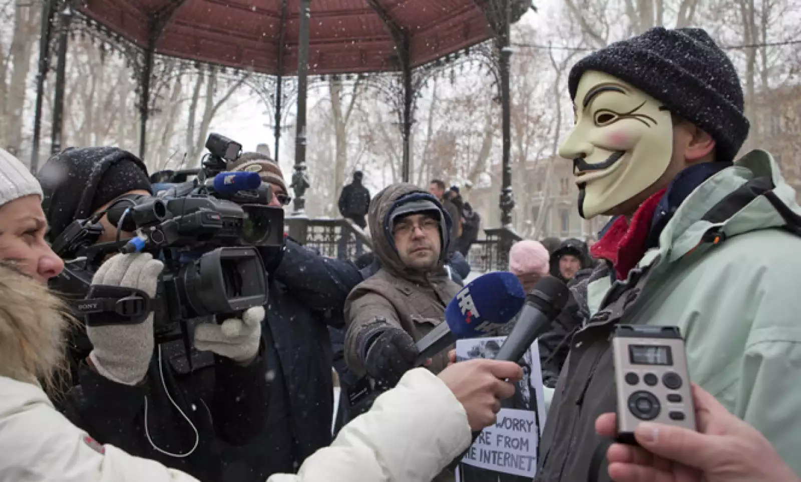 La gente sólo supo del proyecto en 2008, dos años después de que comenzara a discutirse, cuando Wikileaks filtró unos documentos.