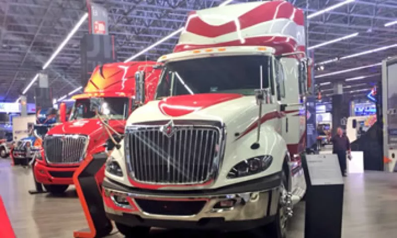 Algunas de las unidades exhibidas en la XVI edición de la Expo Transporte realizada en Guadalajara, Jalisco (Foto: Twitter/E. Arturo Chávez )