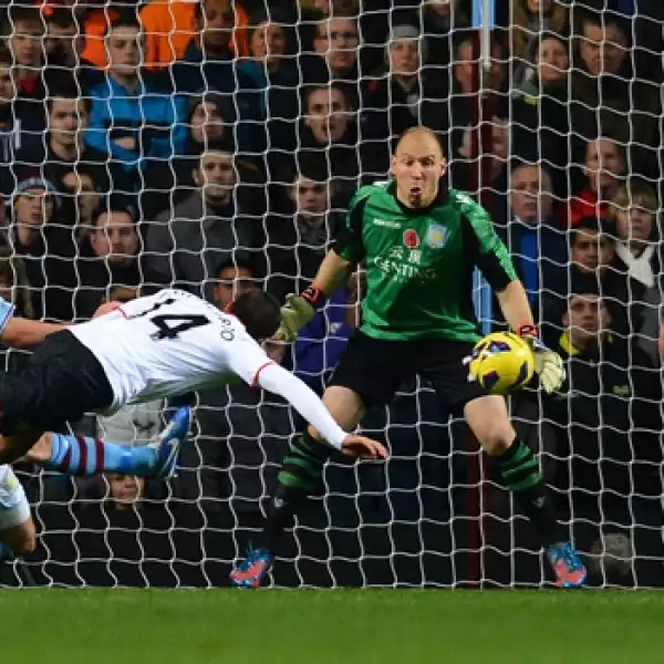 Chicharito goles vs. Aston Villa 1