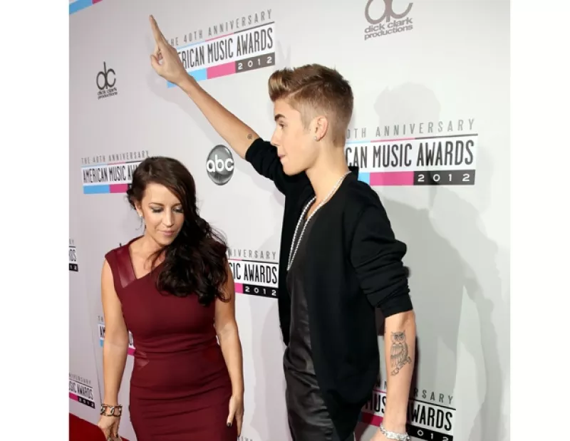 Cada vez es más común que los artistas opten por dejar a la familia fuera de los negocios, por ello es que el canadiense prefiere tener a Pattie en su mejor papel, como madre.