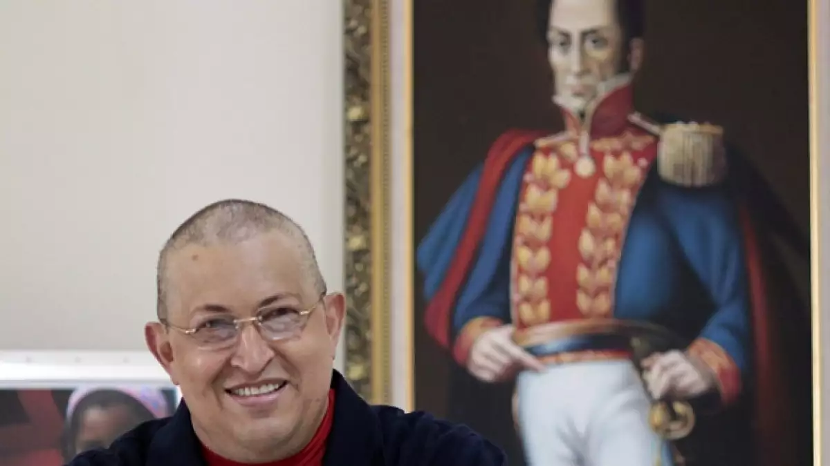 chavez con un retrato de bolivar