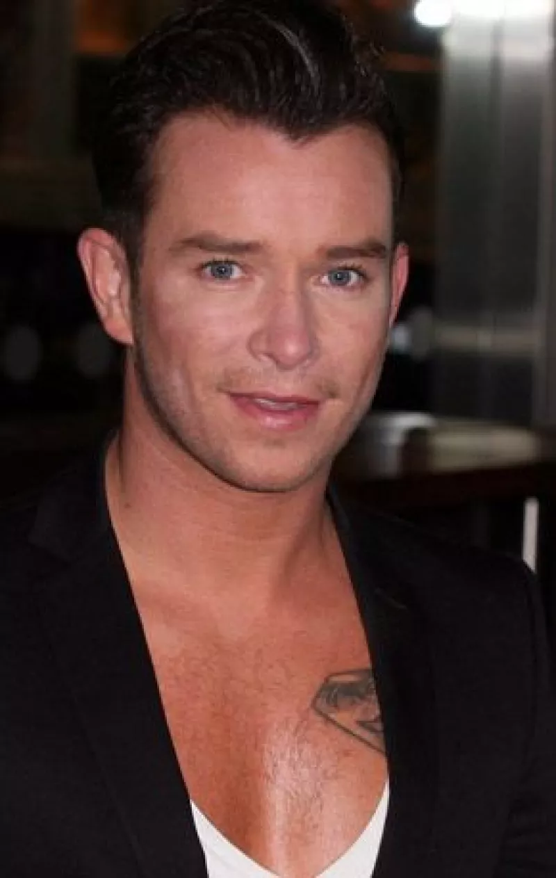 Stephen Gately murió "trágicamente" mientras se encontraba de visita en la isla de Mallorca, informó la banda en un comunicado breve