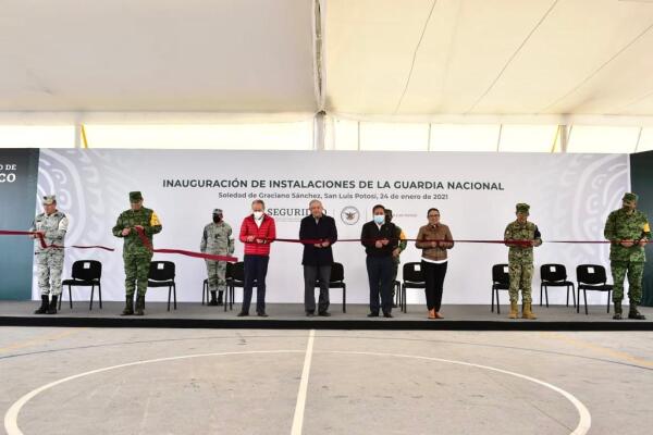 Durante la inaguración de instalaciones de la Guardia Nacional, el presidente Andrés Manuel López Obrador no portó cubrebocas, al igual que varios de los secretarios presentes.