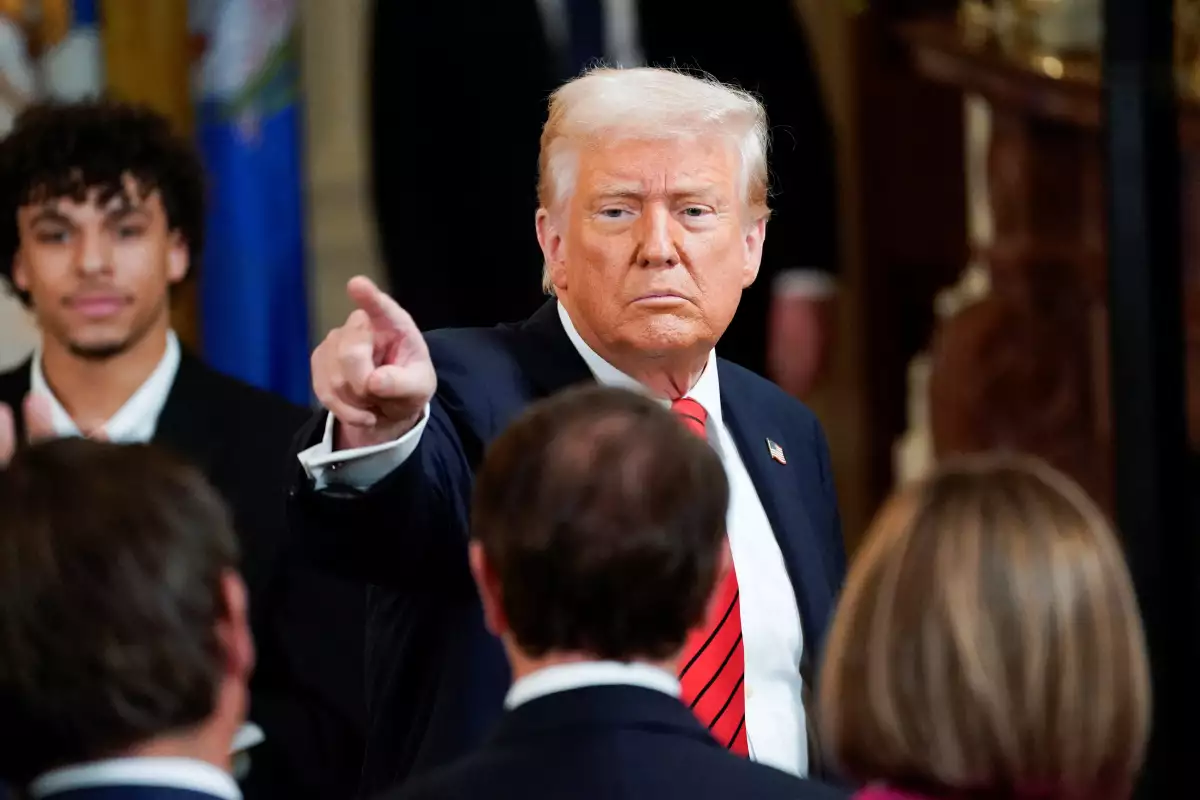 Trump exige cumplimiento de su decreto de diversidad a empresas francesas