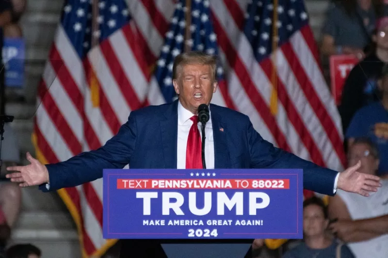 El expresidente de los Estados Unidos y candidato presidencial de 2024, Donald Trump, habla durante un mitin de campaña en Erie, Pensilvania, el 29 de julio de 2023. La ciudad estadounidense de Atlanta estaba bajo una mayor seguridad el 31 de julio de 2023, cuando los fiscales envolvieron una amplia investigación sobre los esfuerzos para anular las elecciones de 2020, que se espera que resulten en cargos penales para Donald Trump en cuestión de días.