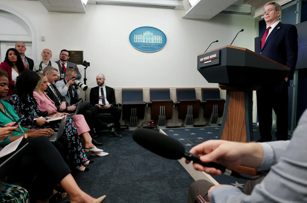 El Secretario del Tesoro de los Estados Unidos, Scott Bessent, responde a las preguntas durante una conferencia de prensa en la Casa Blanca en Washington, EE. UU., el 29 de abril de 2025.