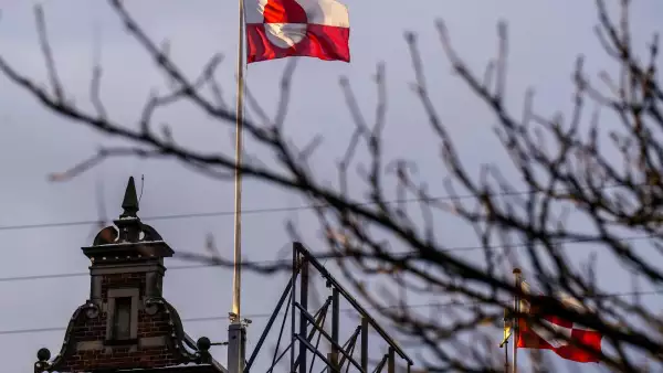 La bandera de Groenlandia (Erfalasorput) ondea en el techo del Castillo de Tivoli en Copenhague, el 8 de enero de 2026.