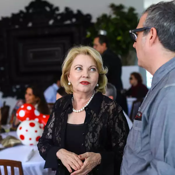 Comida de los patronos de arte de la Bienal