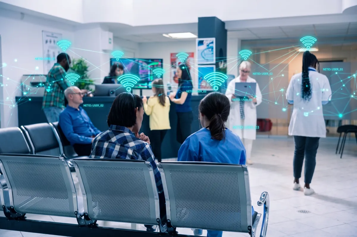 imagen de personas en una sala de hospital con logos de wifi ilustrativos. 