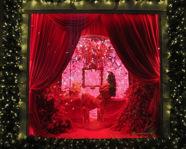 02-sacks-holiday-windows-2018