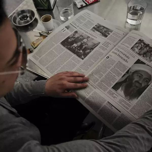 La foto de Osama bin Laden se difundió en medios de comunicación alrededor del mundo. El fundador del movimiento yihaidista Al-Qaeda aceptó la responsabilidad del ataque del 9/11, lo que desató una persecución que duraría casi 10 años.