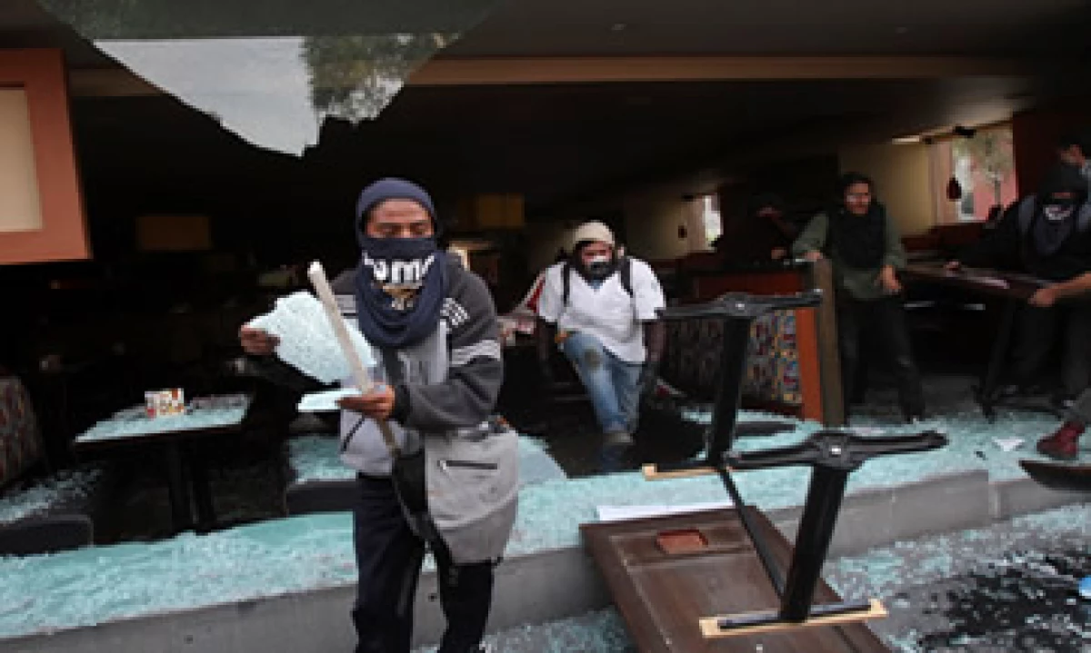 La Canacope indica que las agresiones contra negocios, comercios y monumentos históricos no tienen justificación. (Foto: Reuters)
