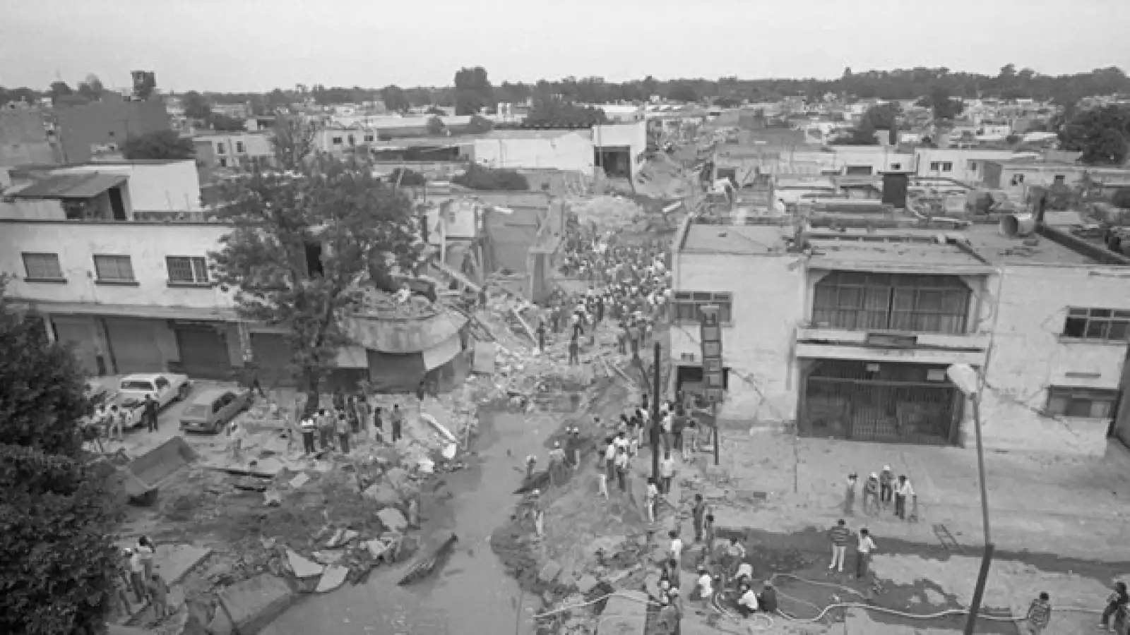 Vecinos miran las huellas de la explosion de un ducto