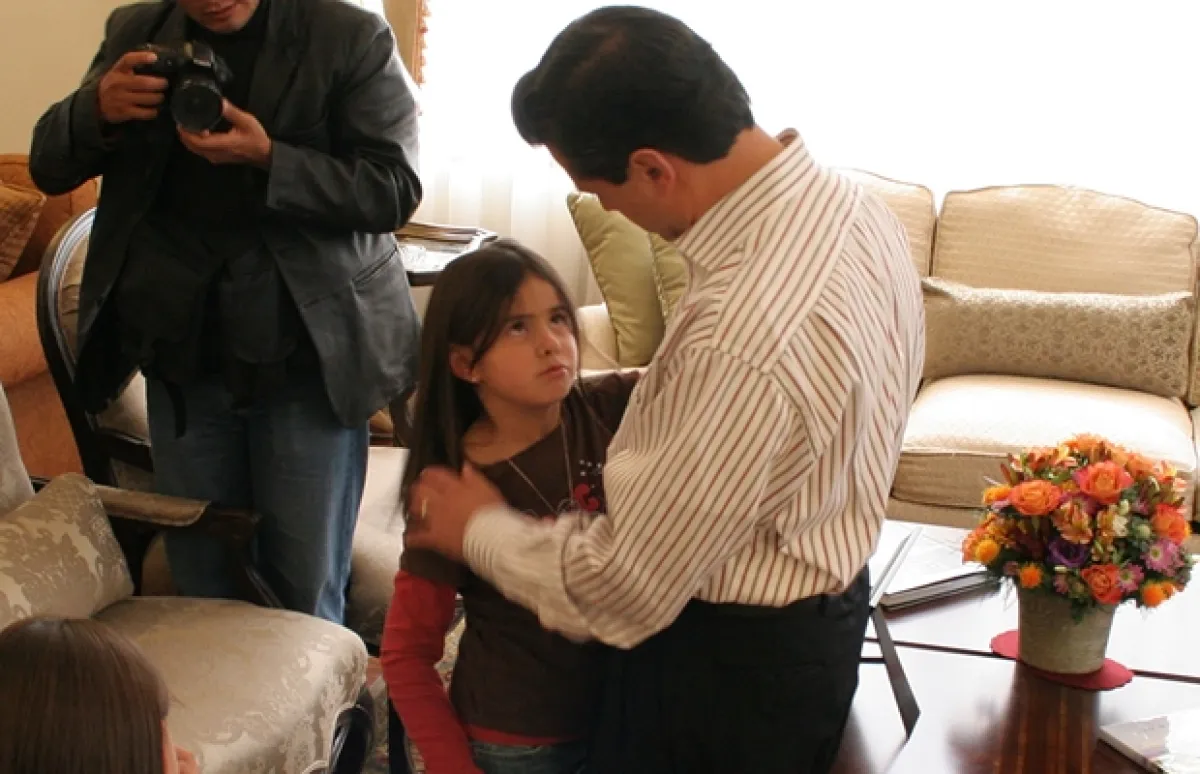 Es muy apegada a su papá.