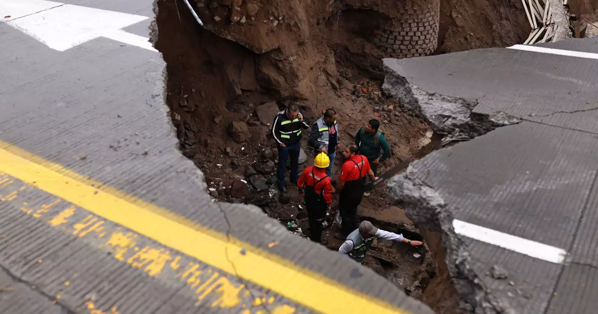Socavón en avenida López Mateos sorprende a habitantes de en Zapopan, Jalisco